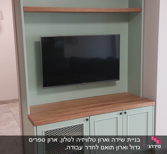 ארון עץ עם מדפים ודלתות זכוכית